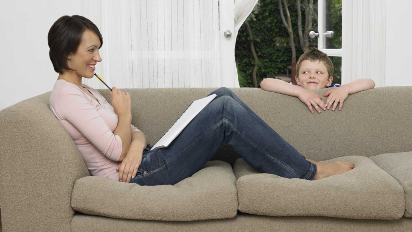 Делай маме массаж ног. Фотосессия ребенка и мамы на диване. Мать на диване. Мама ногами с на диване. Мама с ребенком сидит на диване.