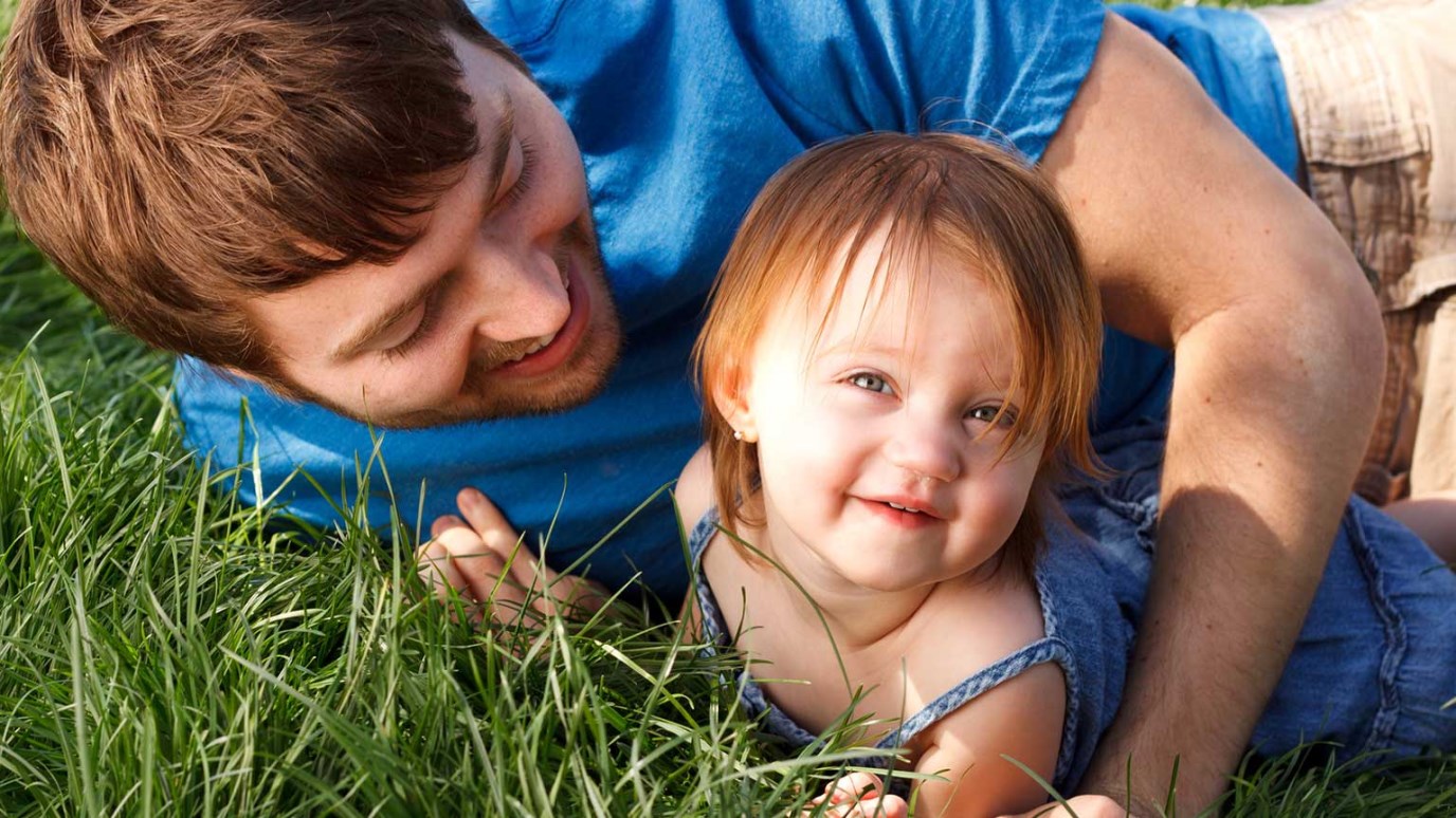 Ребенок с папой на траве