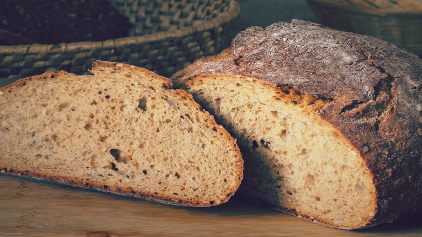 Почему бездрожжевой хлеб. Черный хлеб. Бездрожжевой хлеб. Хлеб черный бездрожжевой. Домашний хлеб из печи.