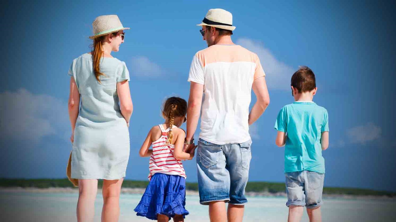 Семья на пляже домашние фотографии. Семья идущая на пляже задом. Фото для презентации большая семья. Дети кост